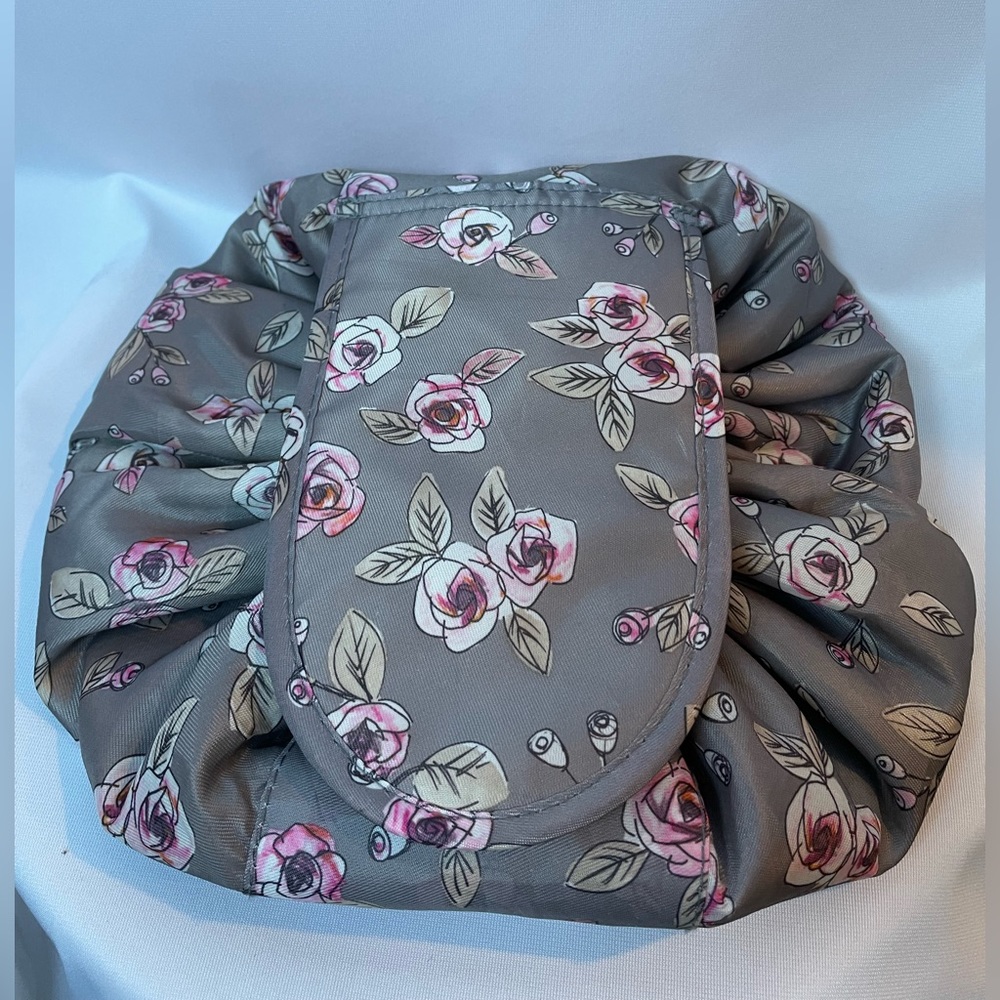 Expanding makeup bag